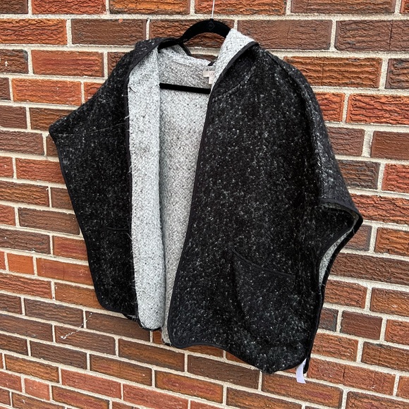 Loft Wrap/Poncho - Picture 2 of 6